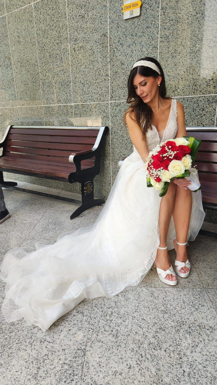 Sposa con i sandali bianchi realizzati su misura