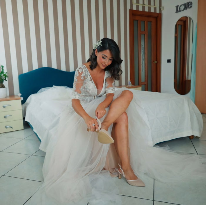 Sposa che indossa le scarpe realizzate per lei