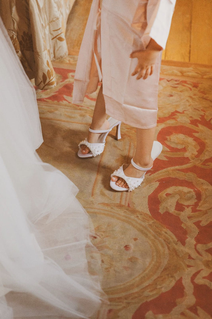 Sandali da sposa bianchi indossati il giorno delle nozze