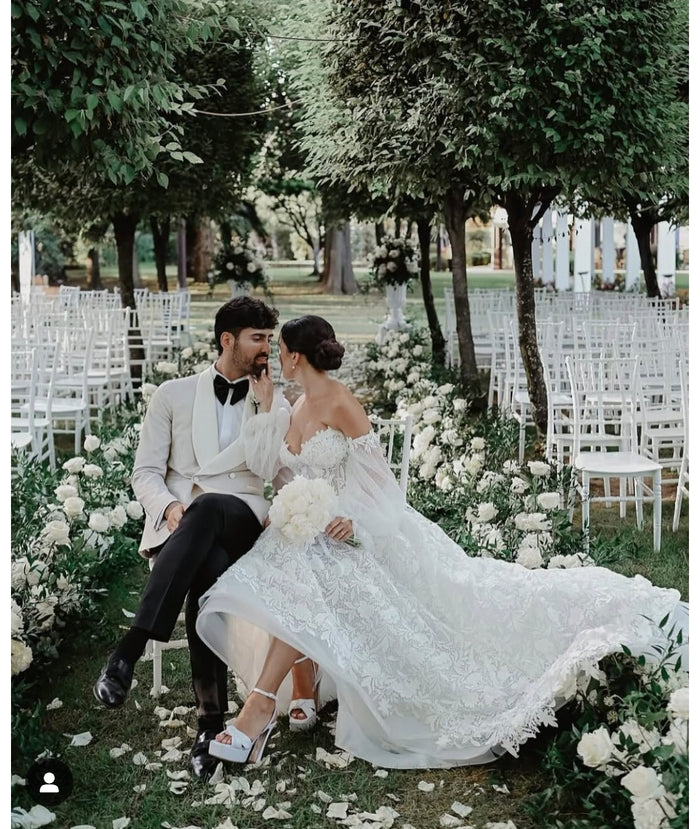 Sposa in giardino con le scarpe fatte a mano