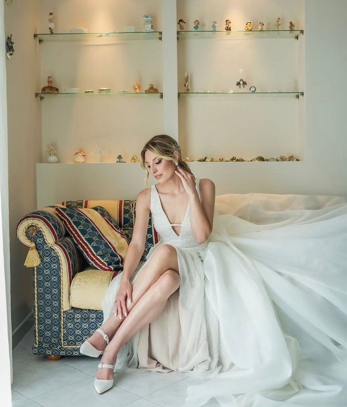 Sposa seduta con le sue scarpe da sposa