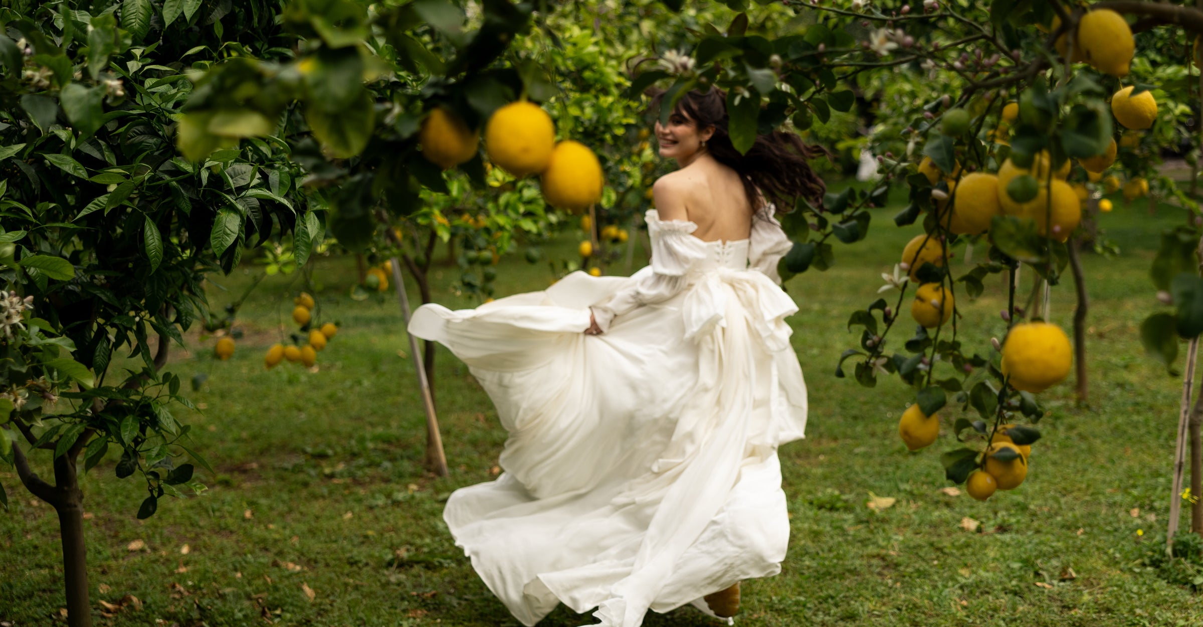 Sposa nel giardino di limoni con le scarpe realizzate per lei