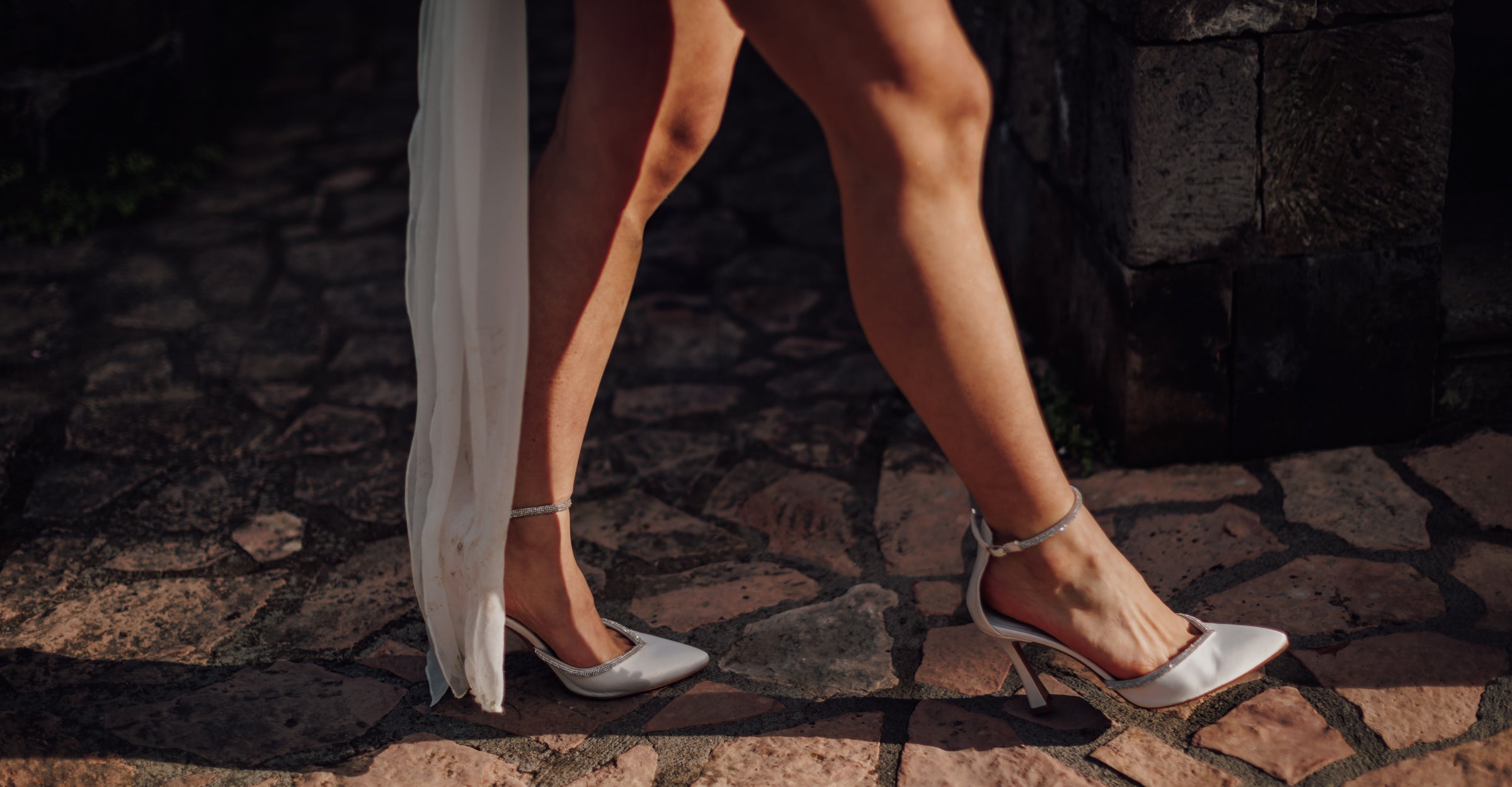 Sposa che cammina con le scarpe realizzate su misura
