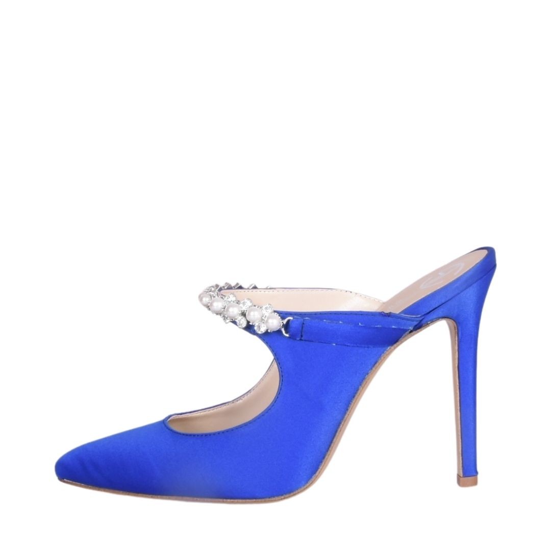 Scarpe col tacco raso blu con cristalli e perle su collo piede