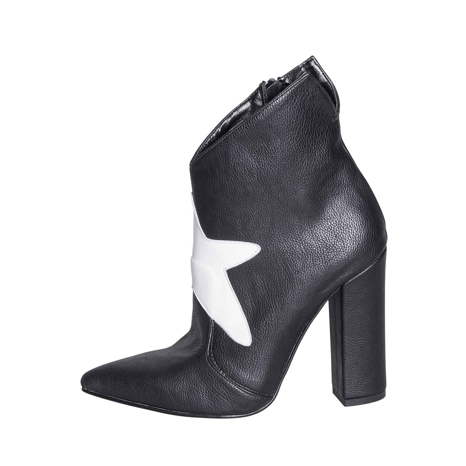 Tronchetti a punta neri con stella bianca su collo piede made in